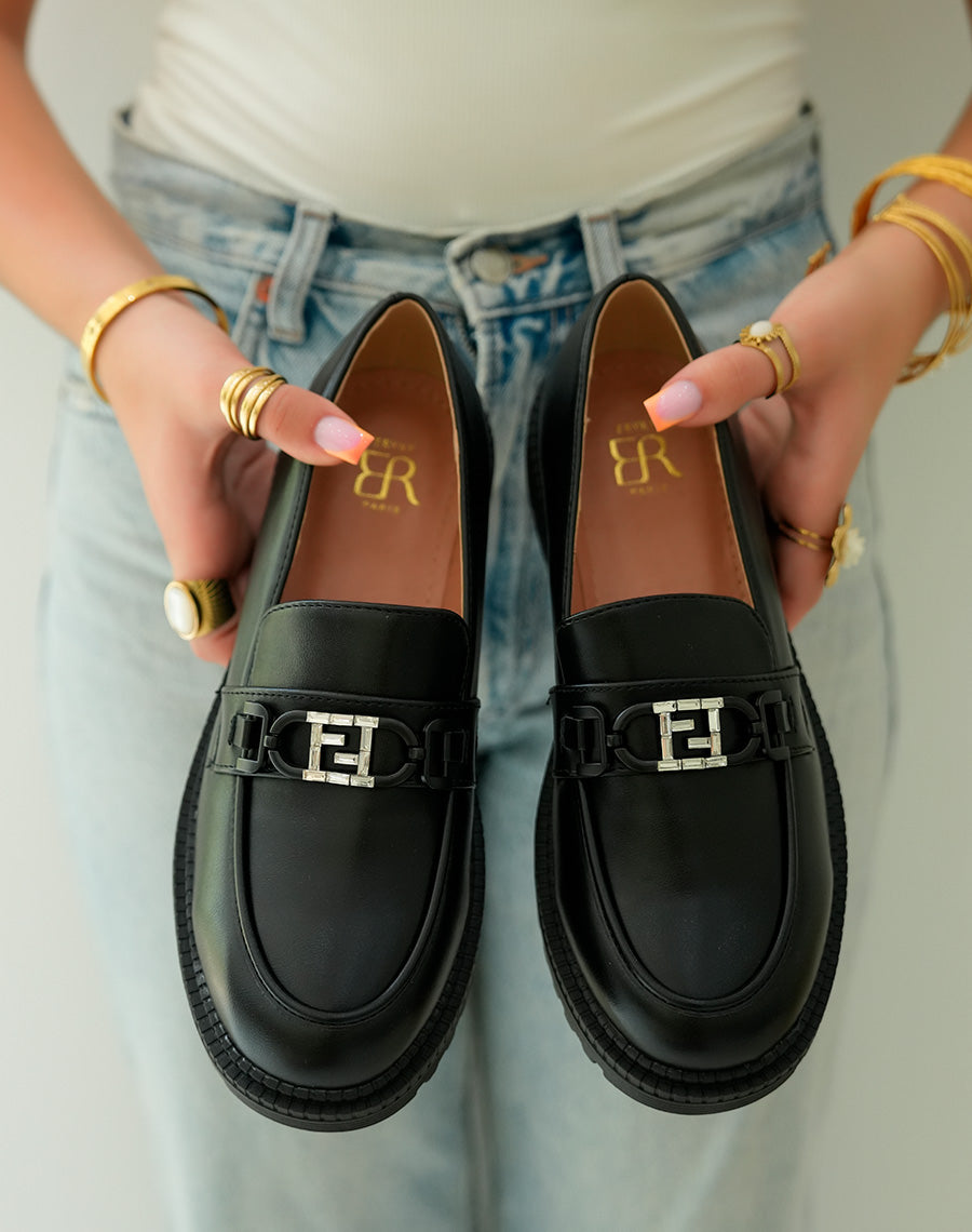 Mocassins noirs contemporains avec bijou strassé et plateforme audacieuse