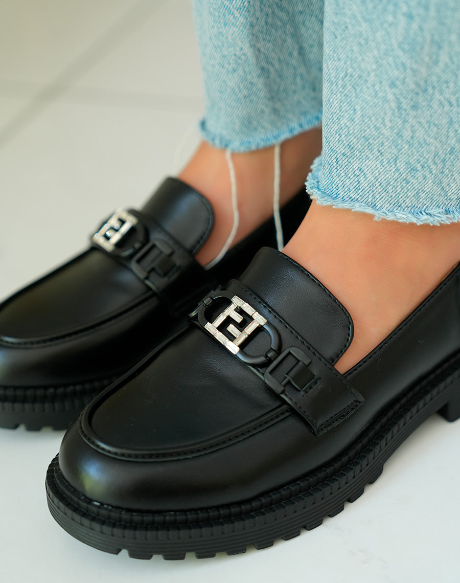 Mocassins noirs contemporains avec bijou strassé et plateforme audacieuse