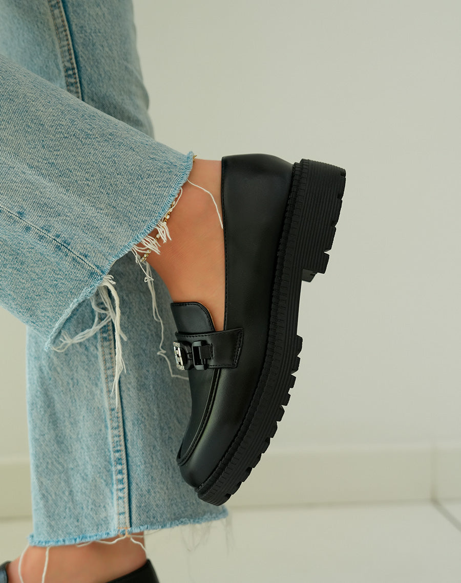 Mocassins noirs contemporains avec bijou strassé et plateforme audacieuse