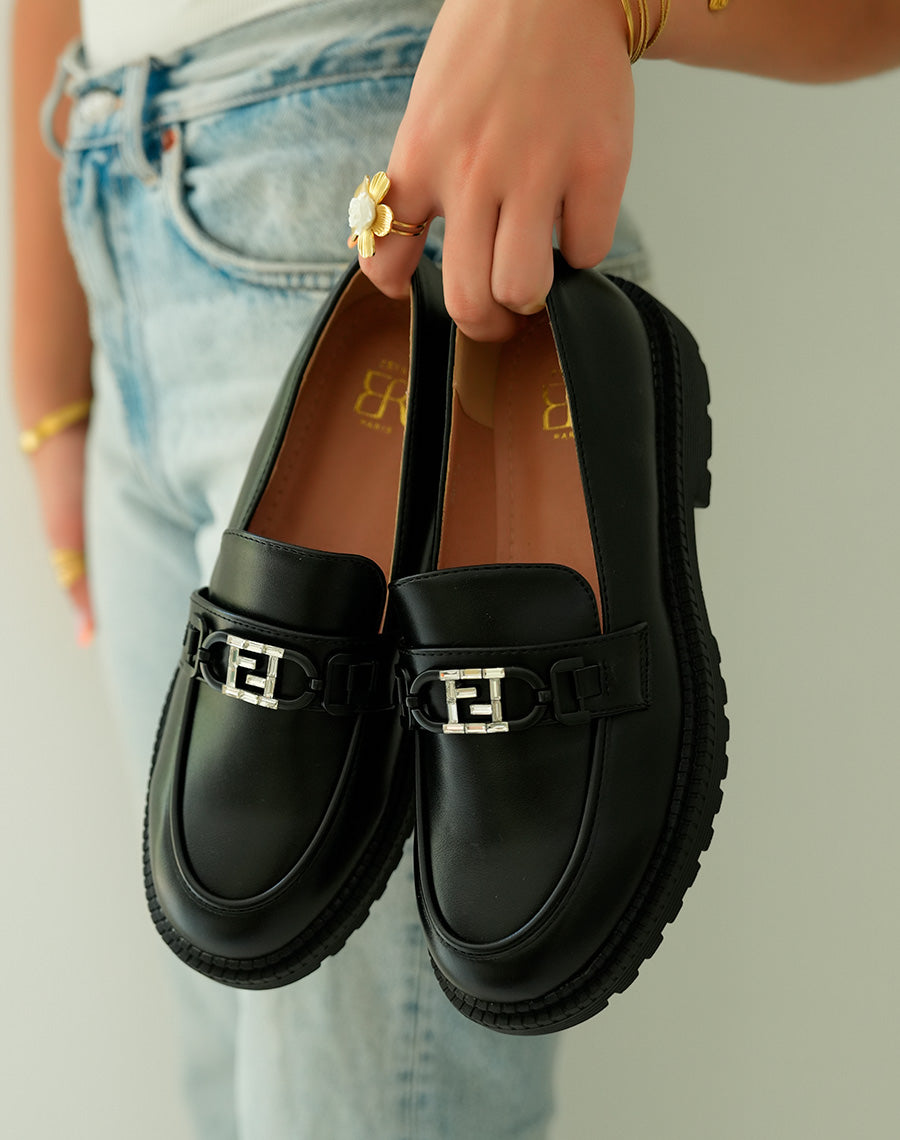 Mocassins noirs contemporains avec bijou strassé et plateforme audacieuse