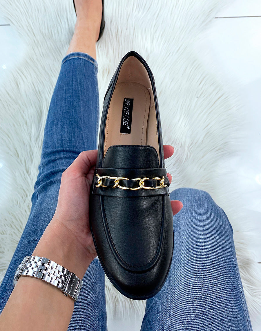 Mocassins noirs à fine chaîne dorée