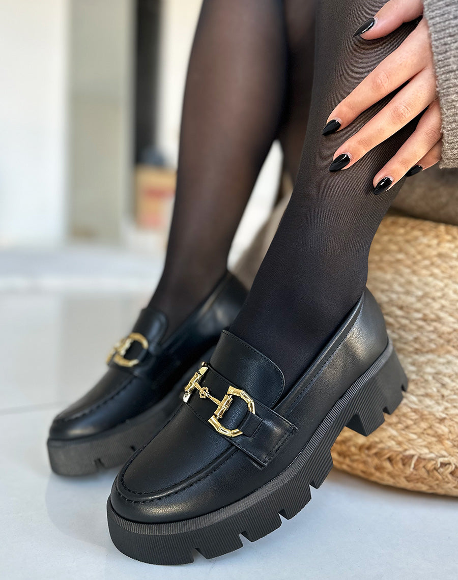 Mocassins noirs mat à détails dorées et semelle épaisse