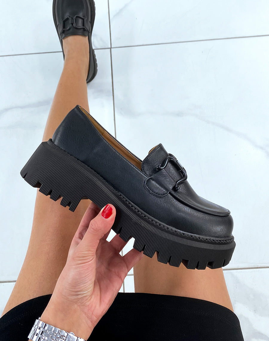 Mocassins noirs mat à détails noir mat et semelle épaisse