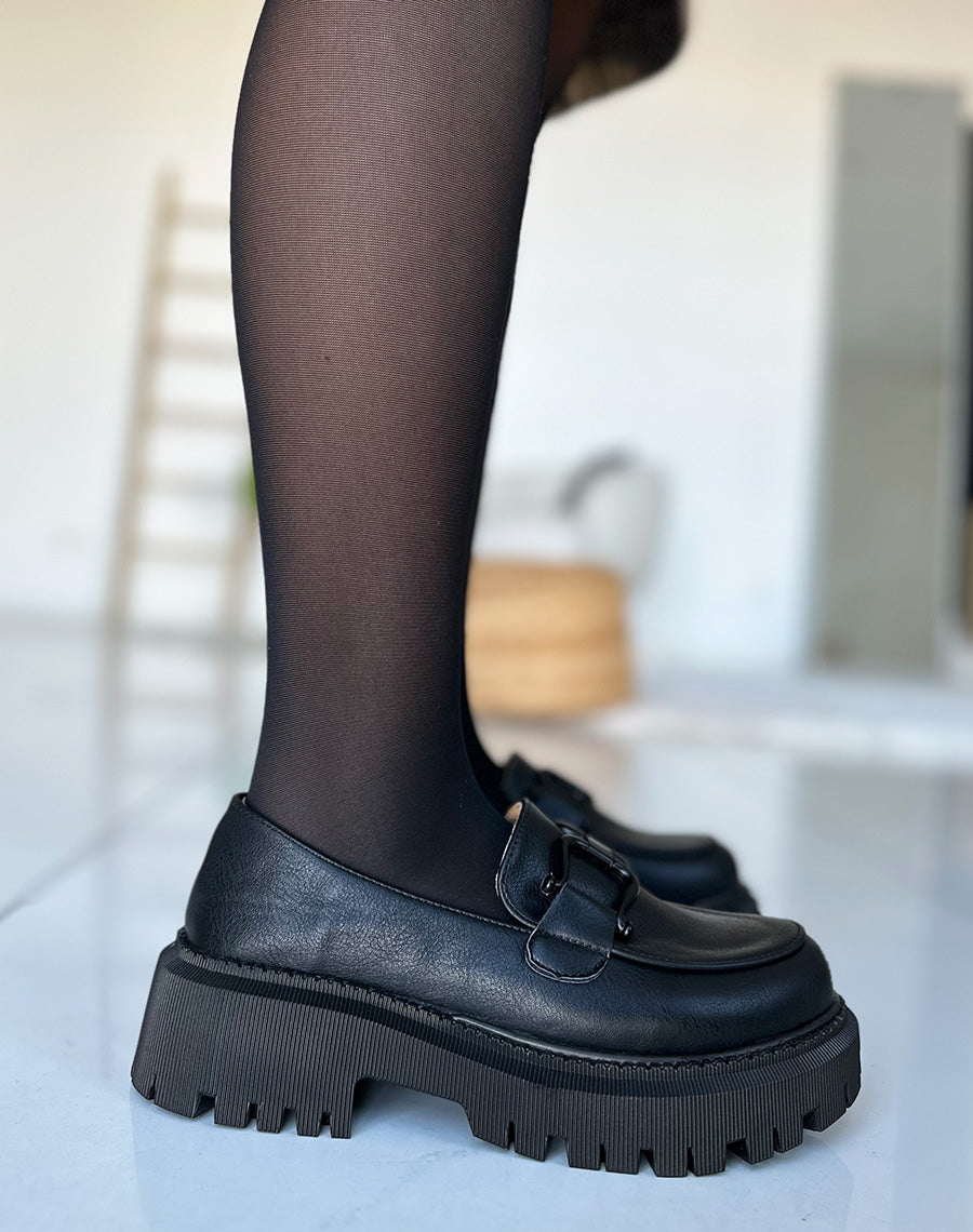 Mocassins noirs mat à détails noir mat et semelle épaisse
