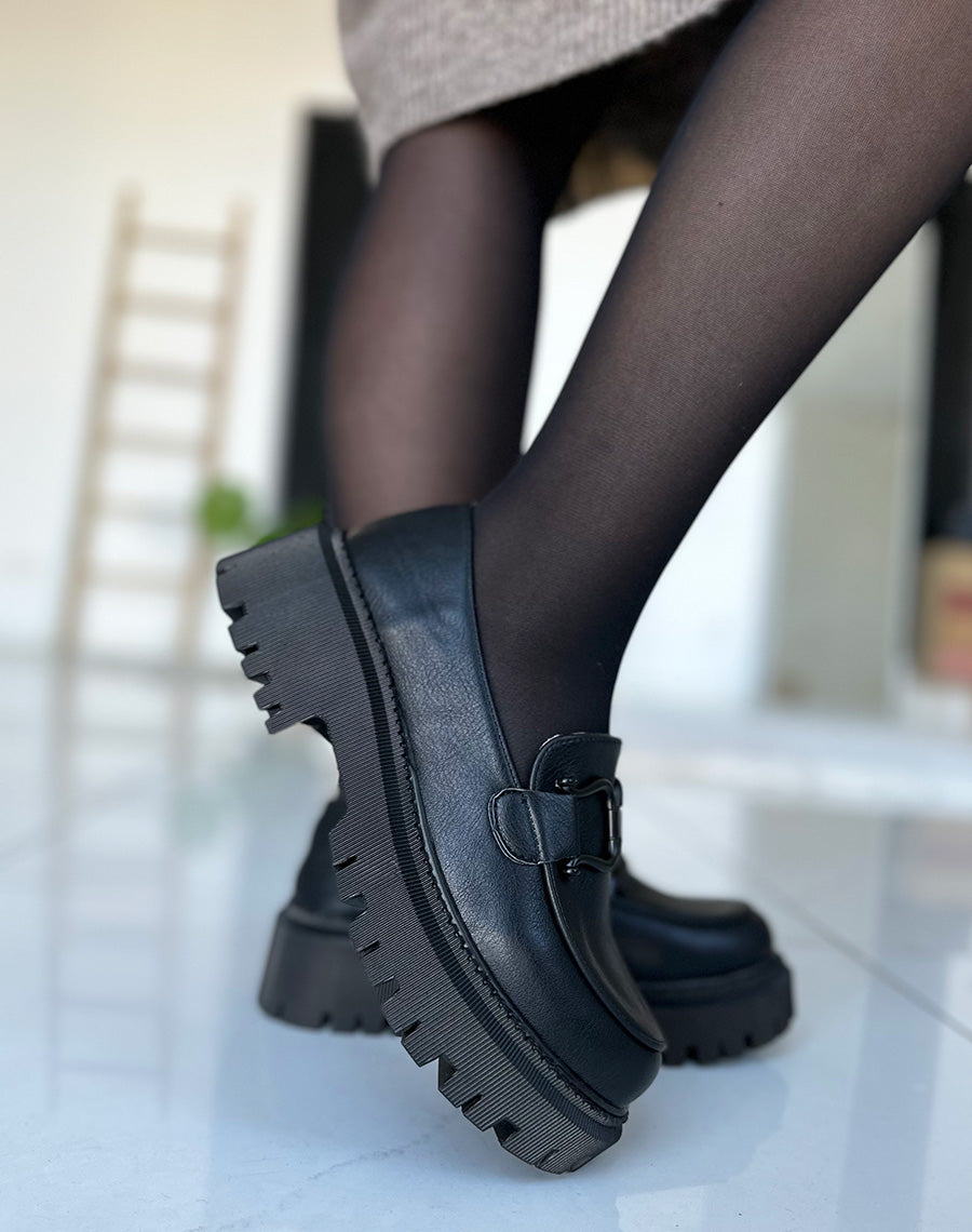 Mocassins noirs mat à détails noir mat et semelle épaisse
