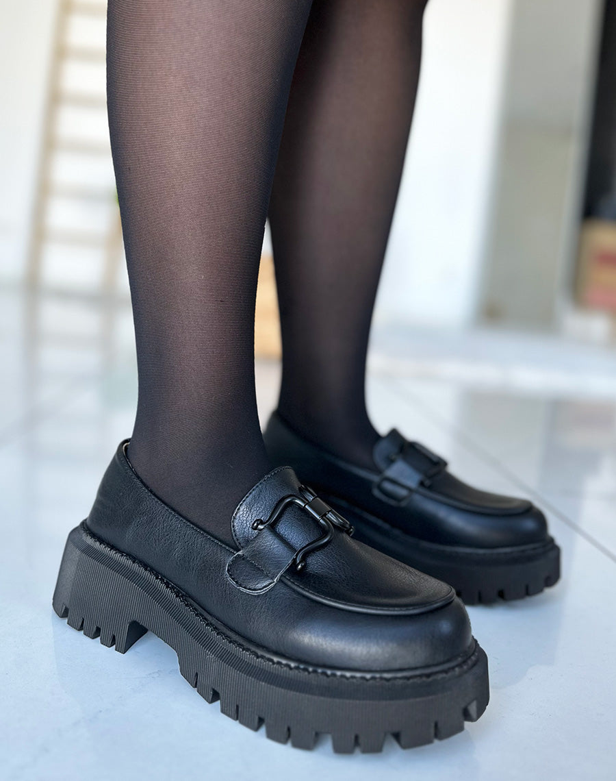 Mocassins noirs mat à détails noir mat et semelle épaisse