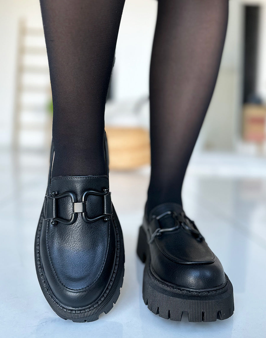 Mocassins noirs mat à détails noir mat et semelle épaisse
