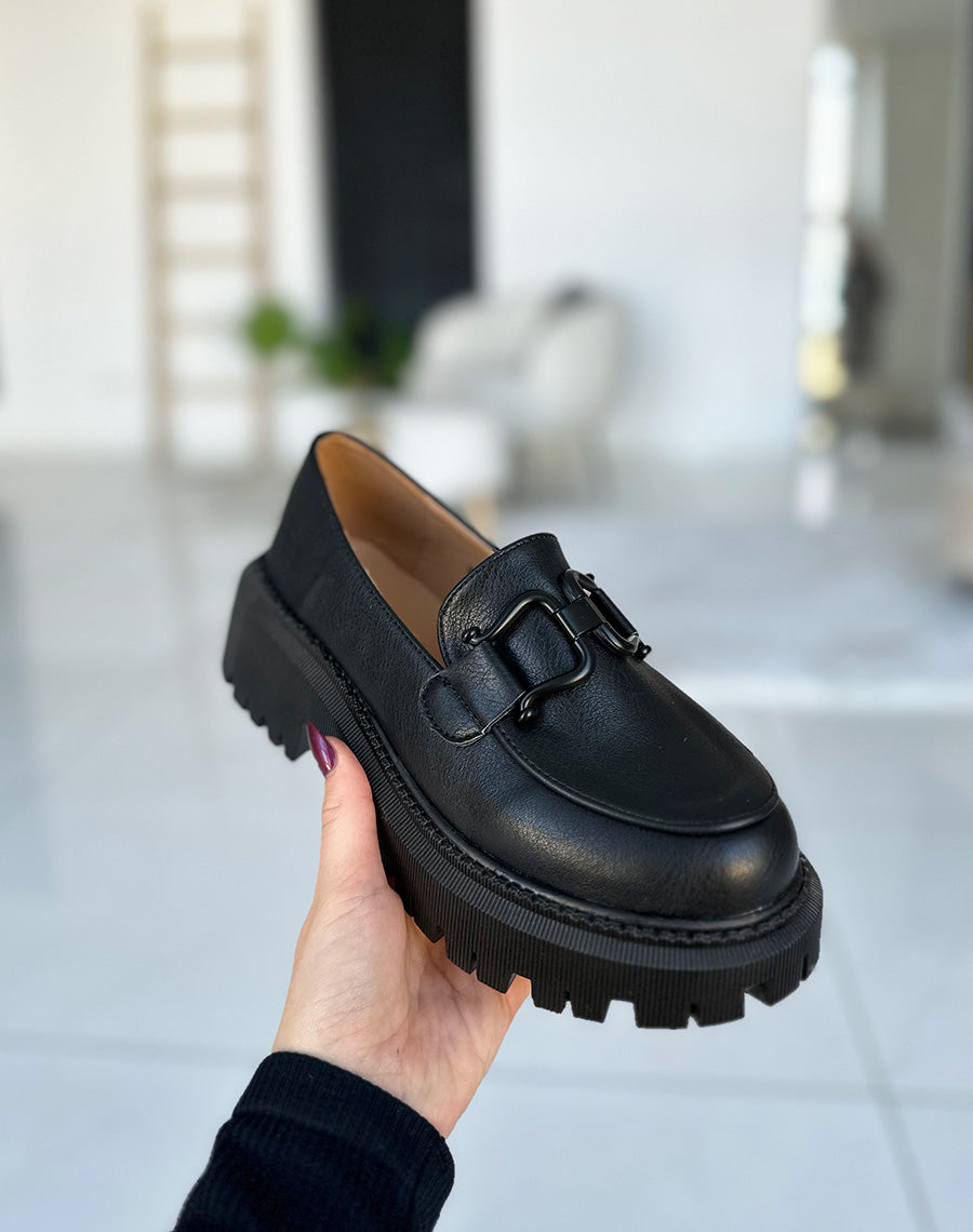 Mocassins noirs mat à détails noir mat et semelle épaisse