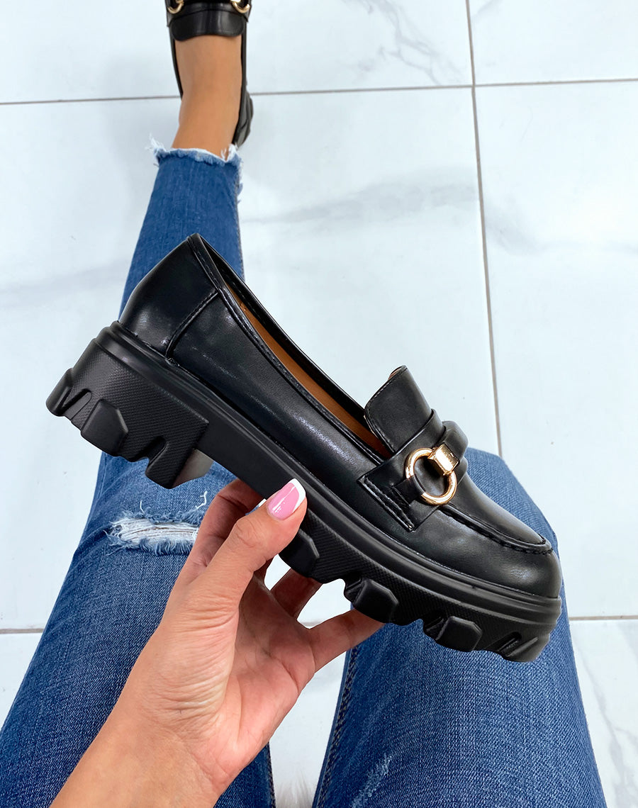 Mocassins noirs mates à détails dorés