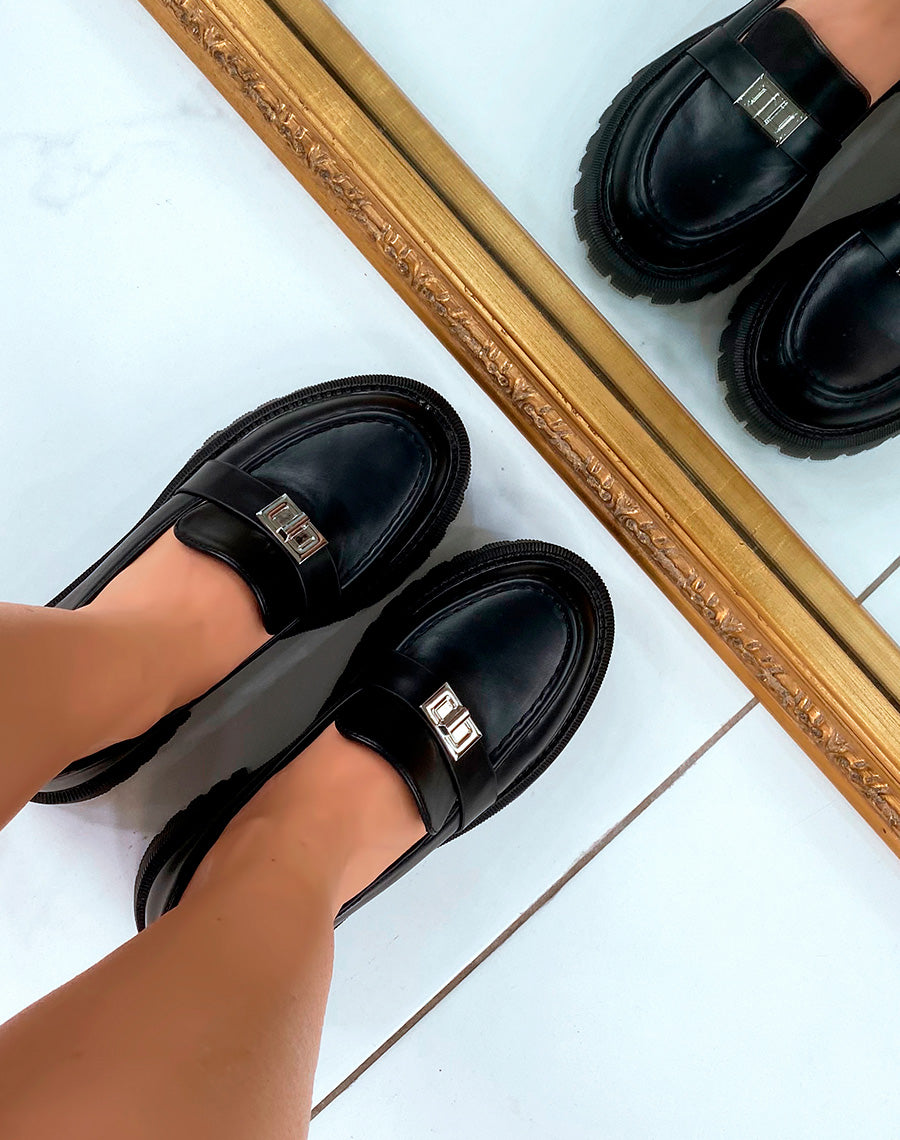 Mocassins noirs à semelle épaisse à détail argenté