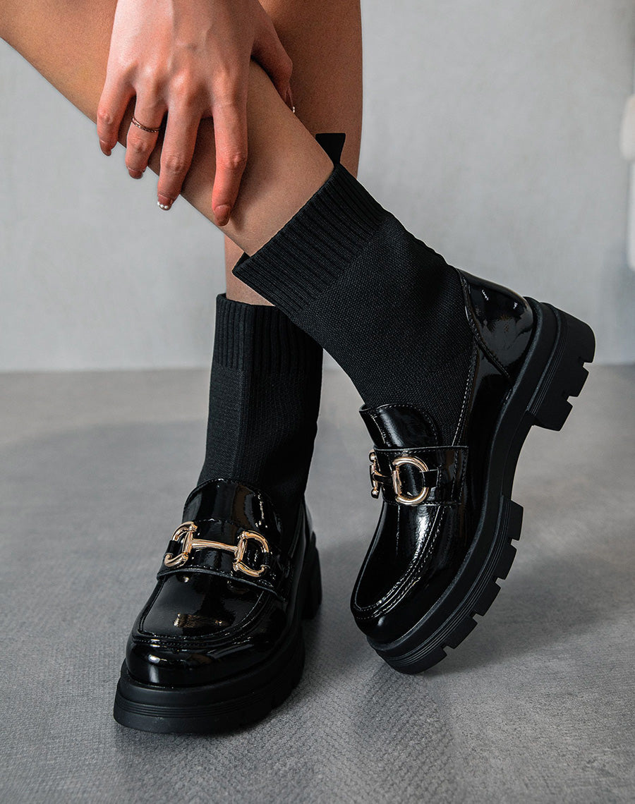 Mocassins noirs vernis à chaussette montante et détail doré