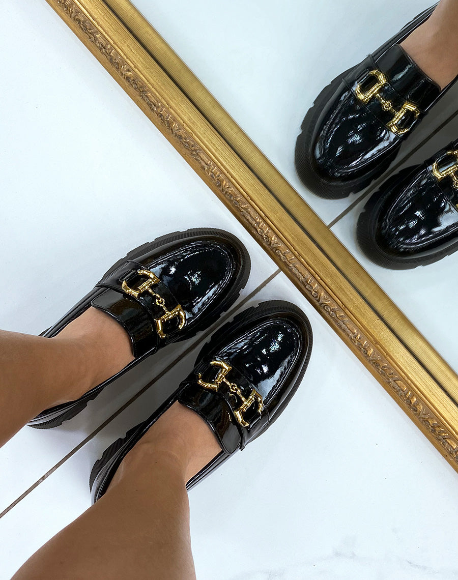 Mocassins noirs vernis à détails dorées et semelle épaisse
