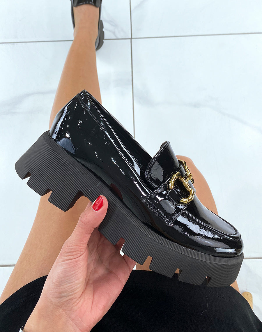Mocassins noirs vernis à détails dorées et semelle épaisse