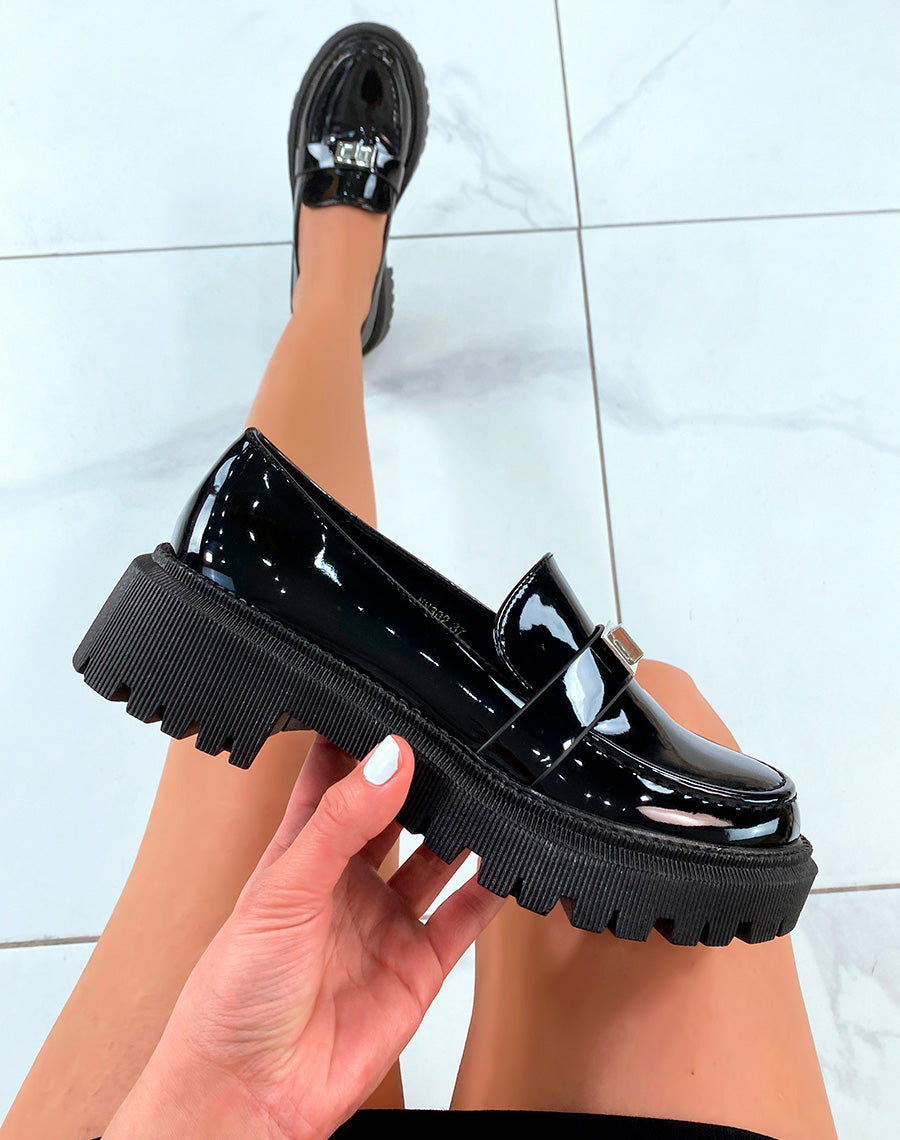 Mocassins noirs vernis à semelle épaisse à détail argenté