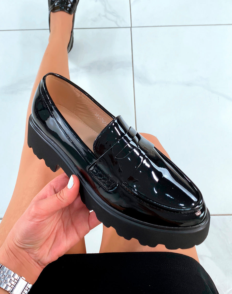 Mocassins noirs vernis à semelle épaisse et crantée