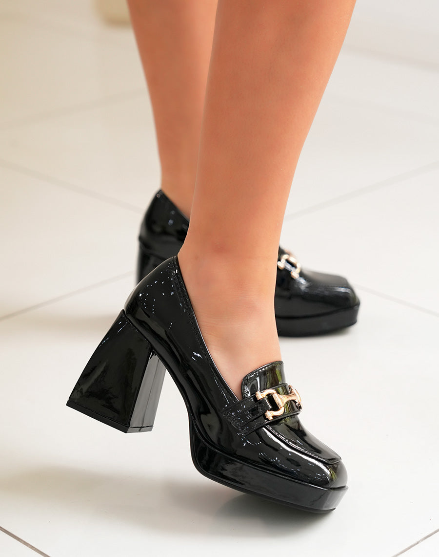 Mocassins noirs vernis à talon épais et chaîne dorée