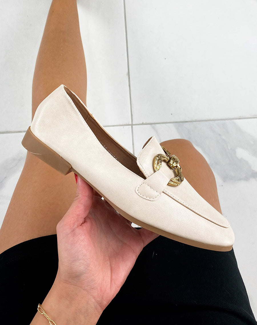 Mocassins plats beiges à double boucles dorées