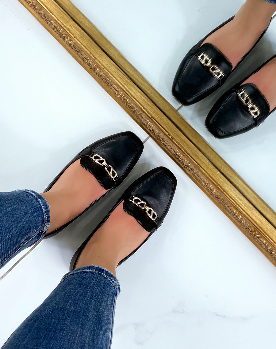 Mocassins plats noirs à bijoux dorés à strass