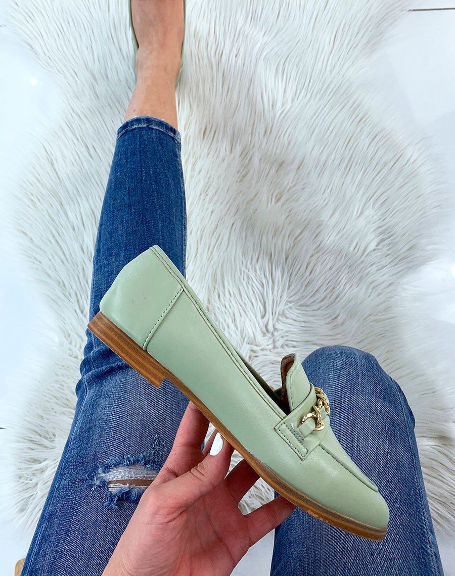 Mocassins vert pastel à fine chaîne dorée