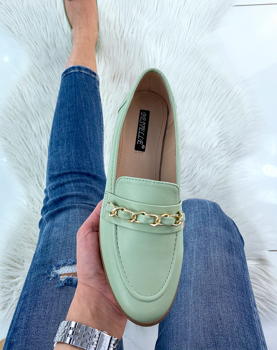 Mocassins vert pastel à fine chaîne dorée