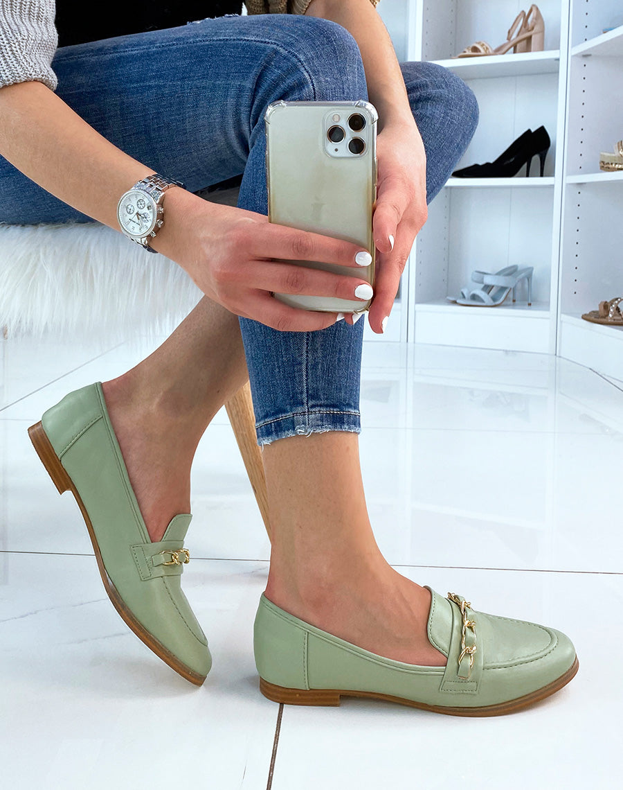 Mocassins vert pastel à fine chaîne dorée