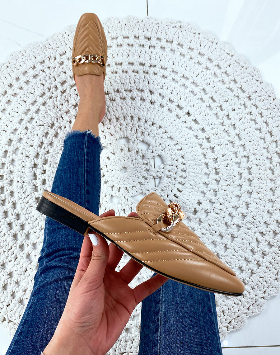 Mule en simili cuir camel à grosse chaîne