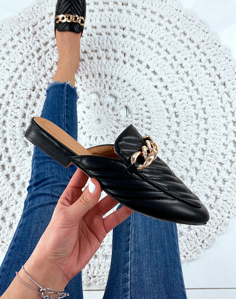 Mule en simili cuir noir à grosse chaîne