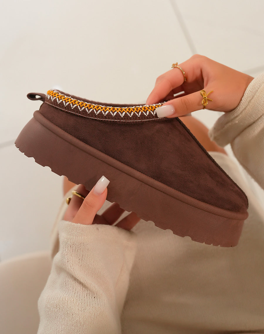 Mule femme marron tendance avec surpiq?res orange et blanches et int?rieur fourr?