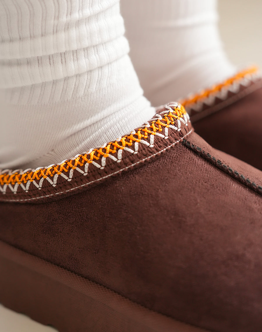 Mule femme marron tendance avec surpiq?res orange et blanches et int?rieur fourr?