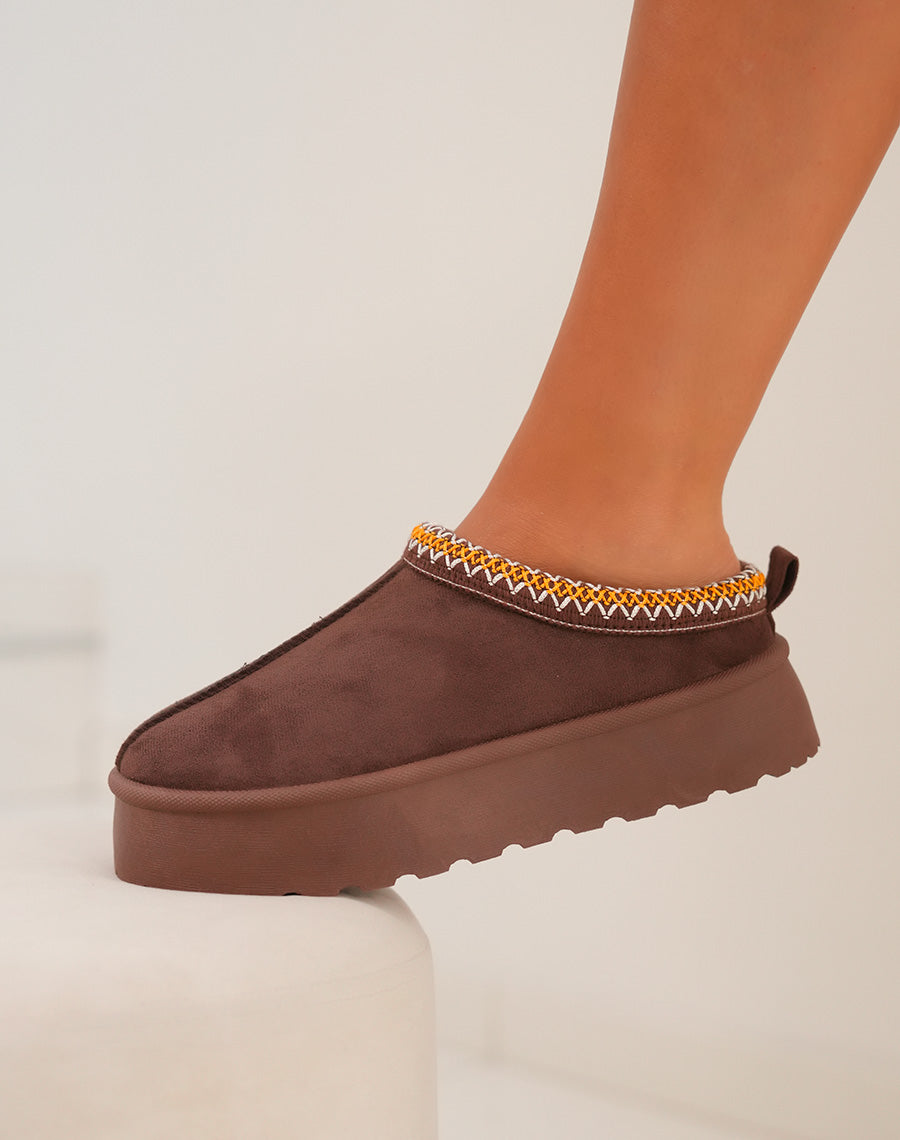 Mule femme marron tendance avec surpiq?res orange et blanches et int?rieur fourr?