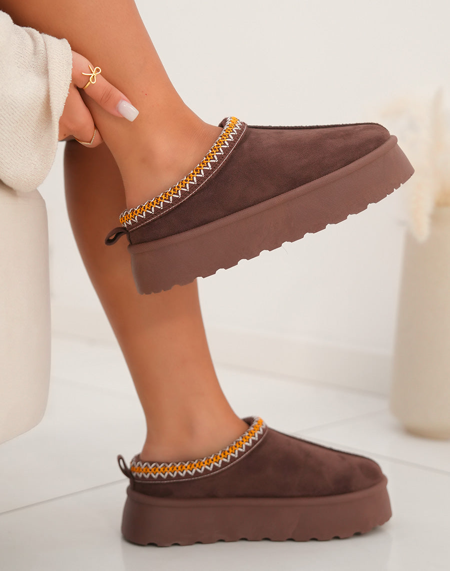 Mule femme marron tendance avec surpiq?res orange et blanches et int?rieur fourr?
