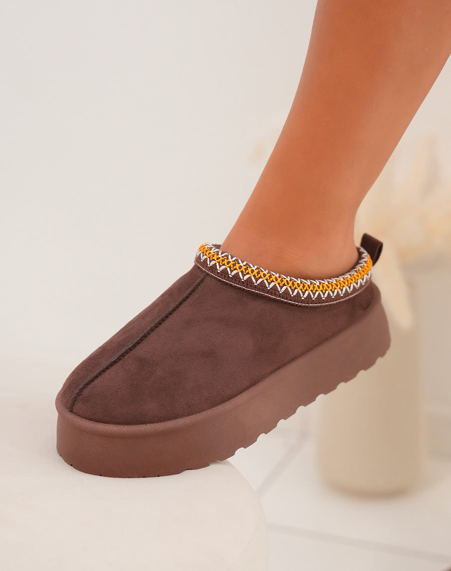 Mule femme marron tendance avec surpiq?res orange et blanches et int?rieur fourr?