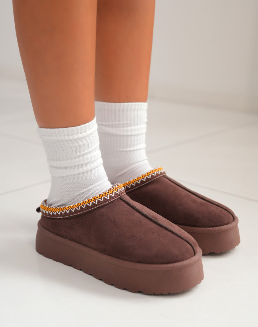 Mule femme marron tendance avec surpiq?res orange et blanches et int?rieur fourr?