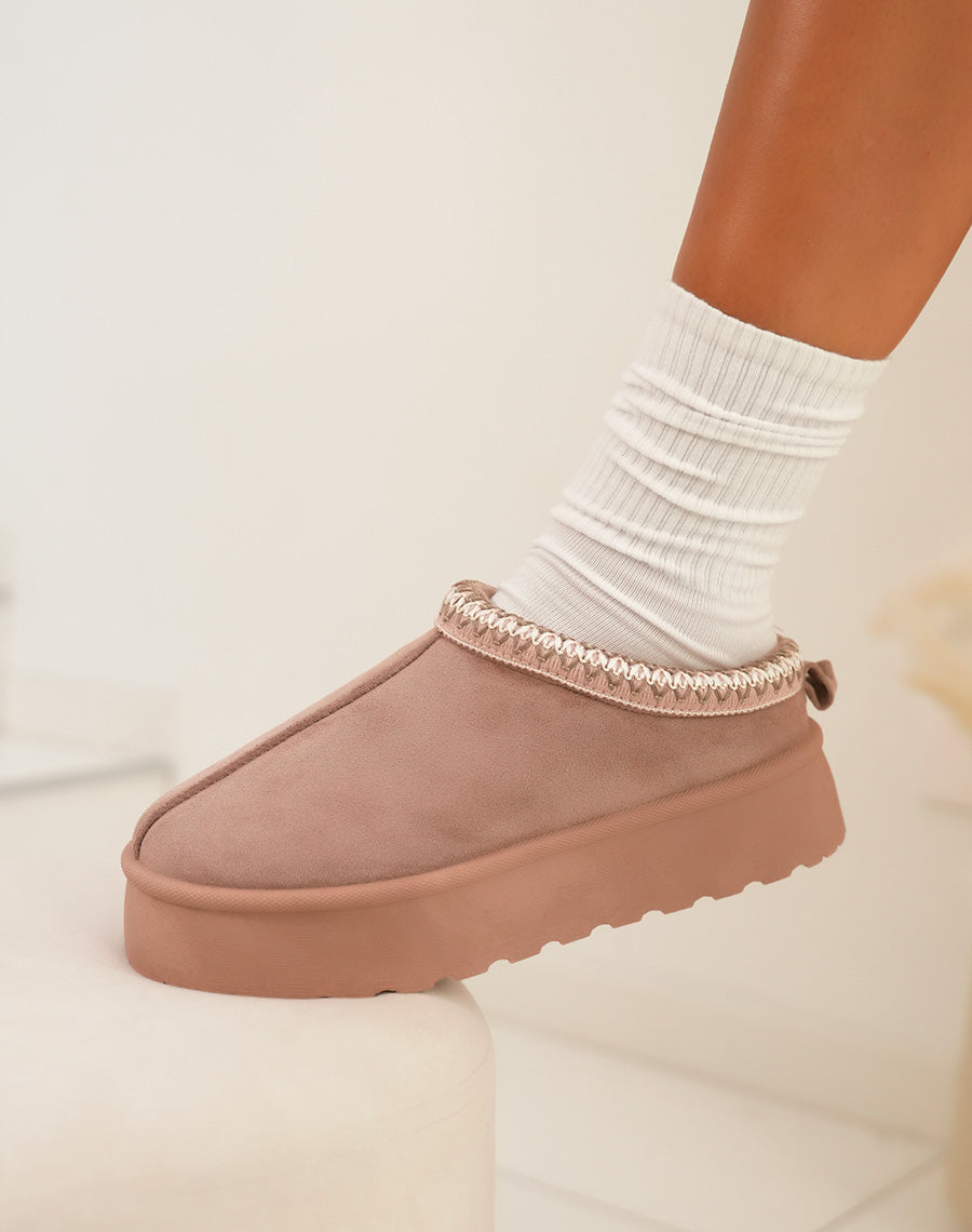 Mule femme taupe tendance avec surpiq?res taupe et blanches et int?rieur fourr?