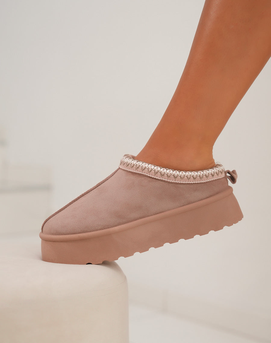 Mule femme taupe tendance avec surpiq?res taupe et blanches et int?rieur fourr?