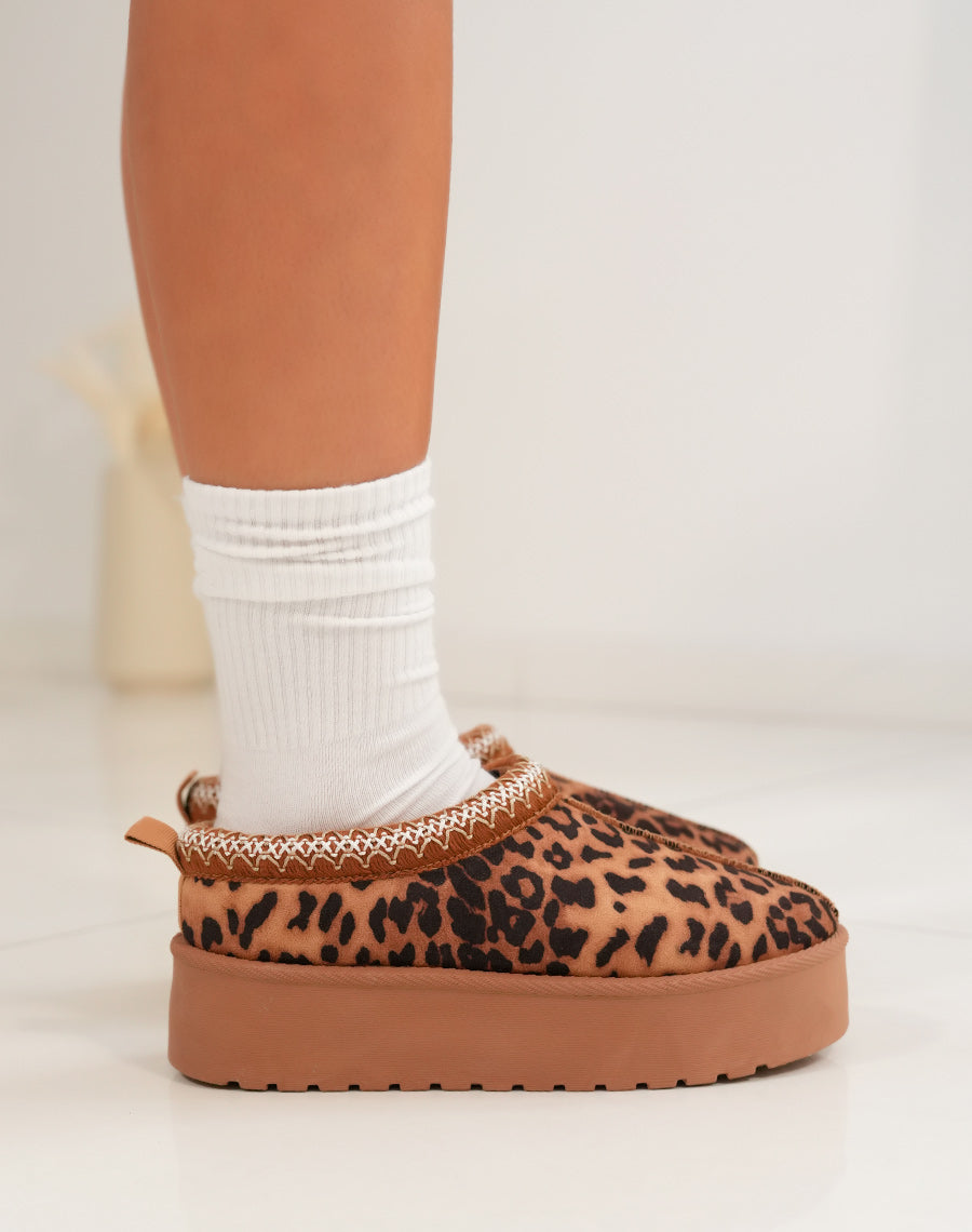 Mule fourrée femme léopard avec plateforme marron et détails tissés