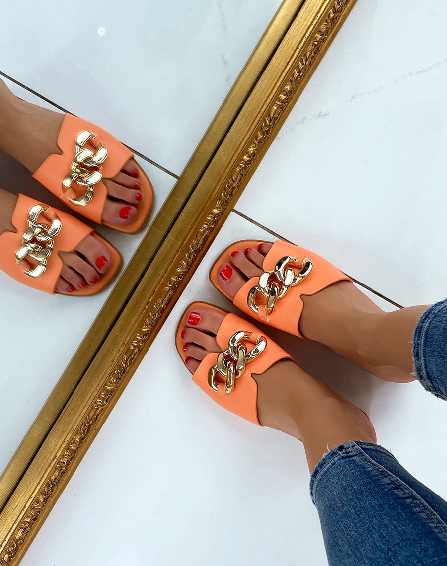 Mule plate corail à grosse chaîne dorée