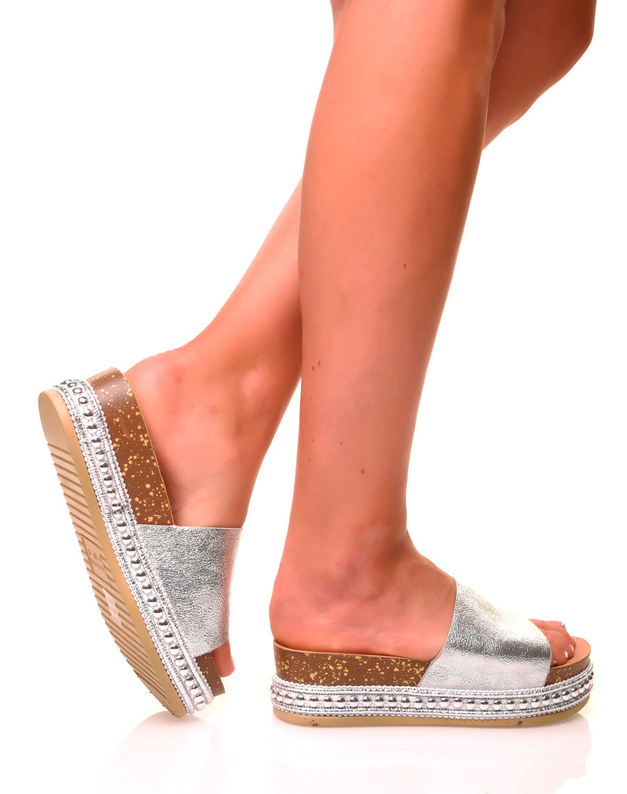 Mules argentées brillantes à semelles compensées