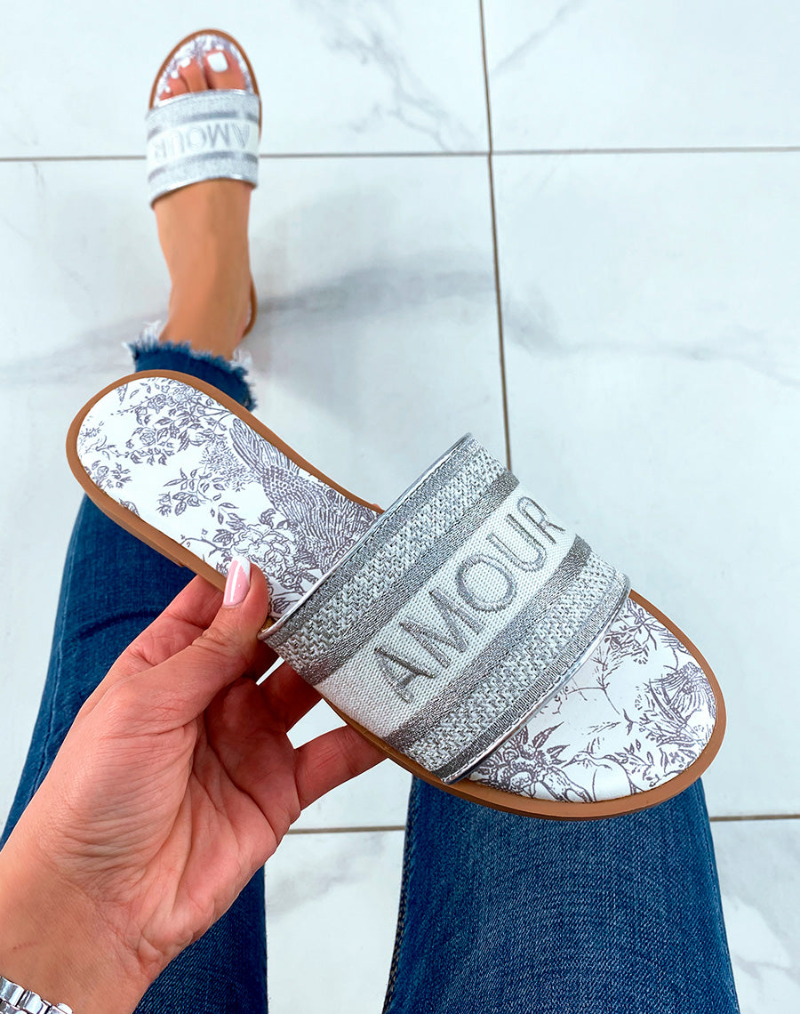 MULES ARGENTÉES EN TISSU À INSCRIPTION AMOUR