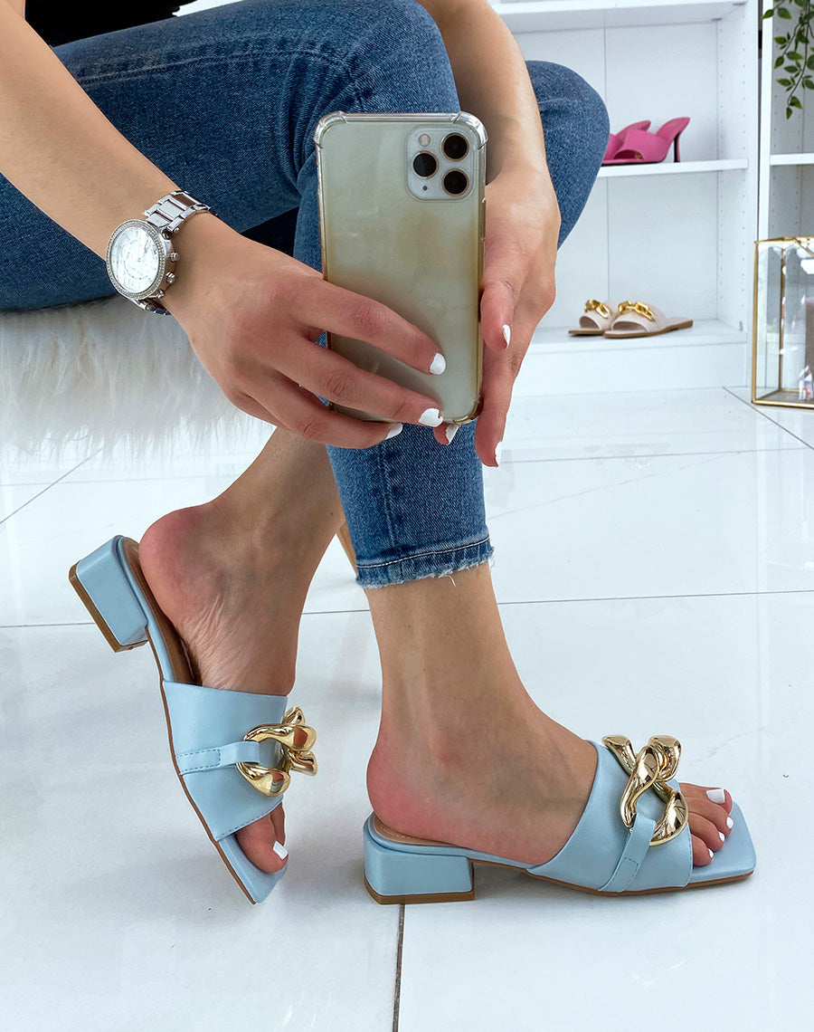 Mules baby blue à petit talon et grosse chaîne