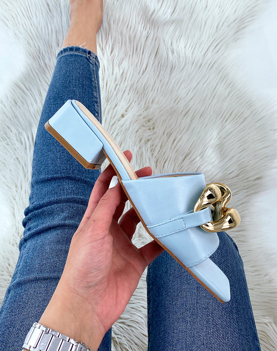 Mules baby blue à petit talon et grosse chaîne