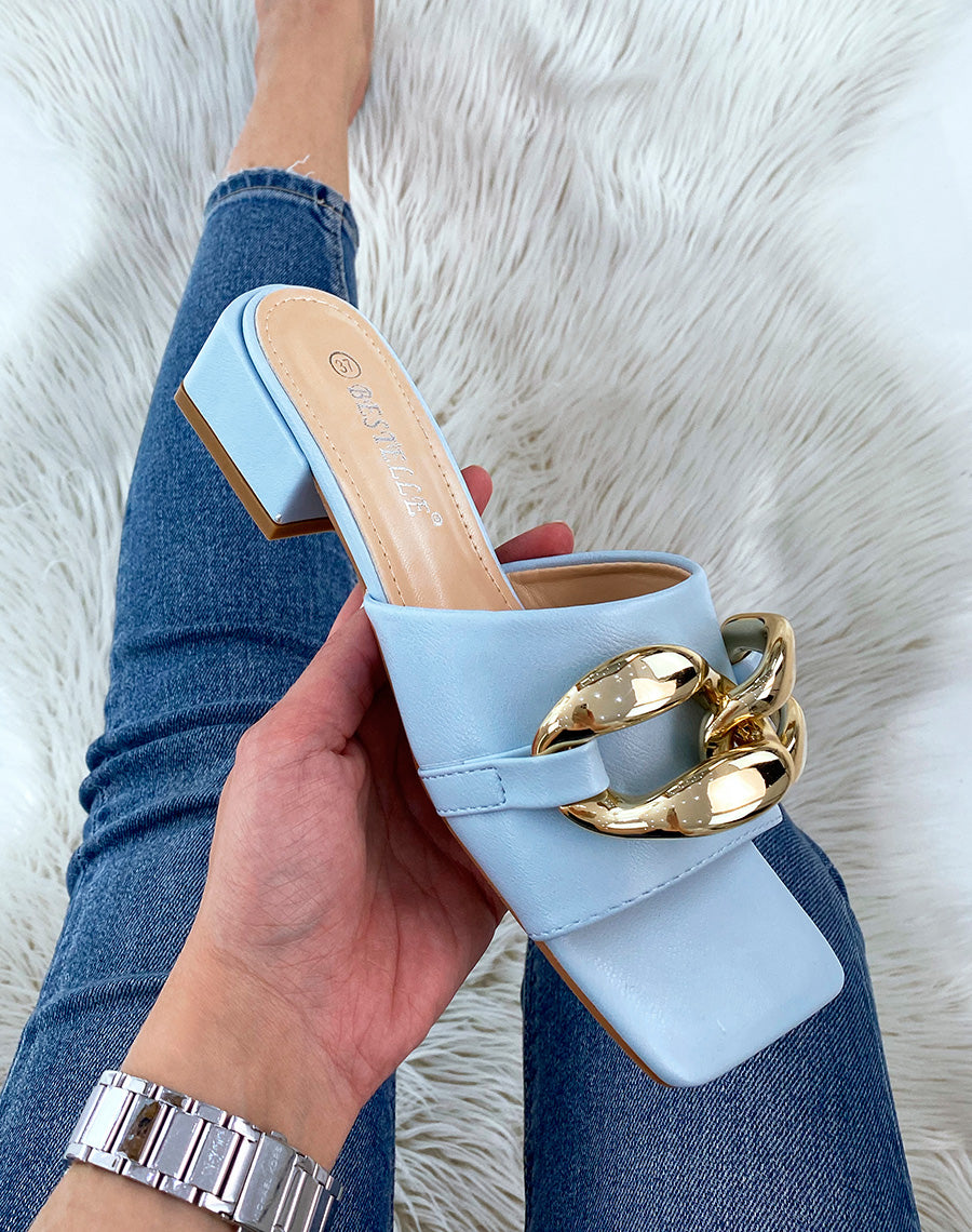 Mules baby blue à petit talon et grosse chaîne