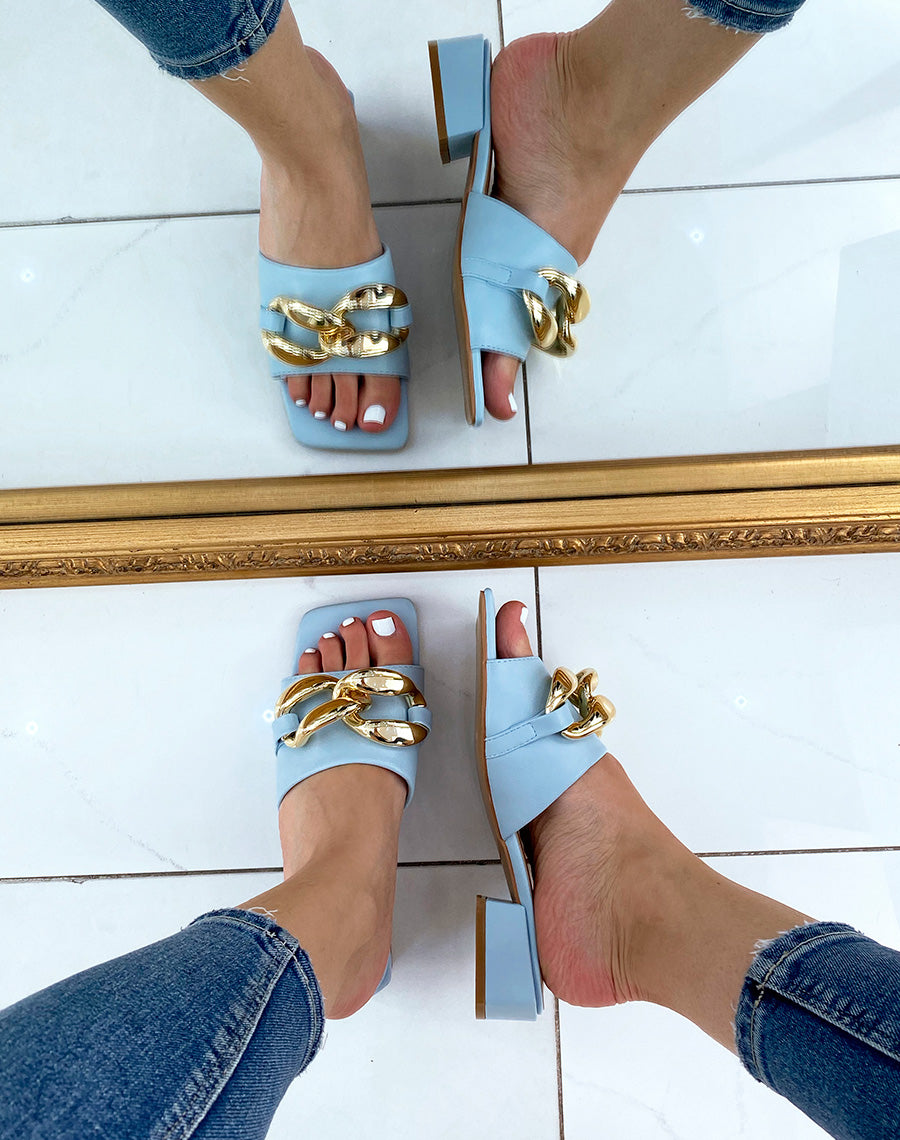 Mules baby blue à petit talon et grosse chaîne