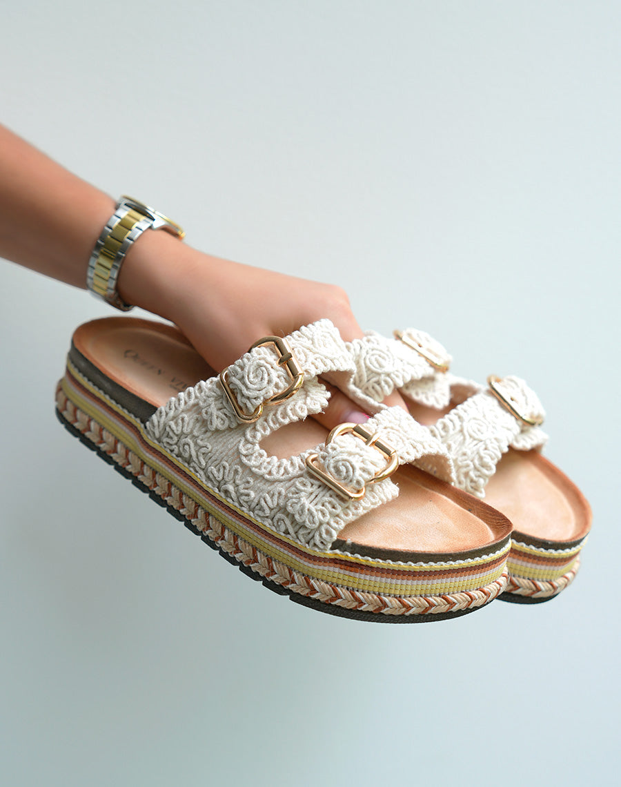 Mules Beige Brodées à Double Sangle et Plateforme Aztèque – Sophistication