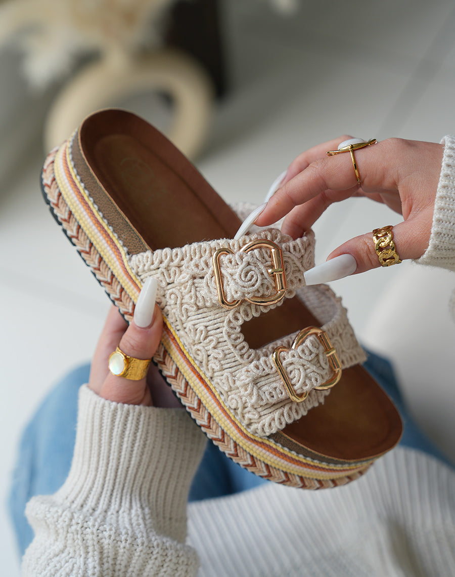 Mules Beige Brodées à Double Sangle et Plateforme Aztèque – Sophistication