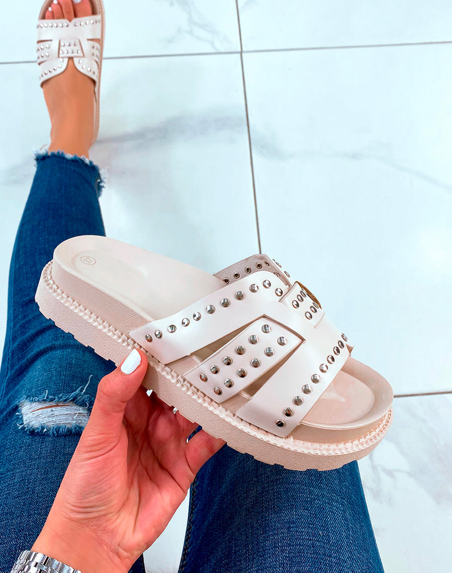 Mules beige claires à brides épaisses et détails cloutées