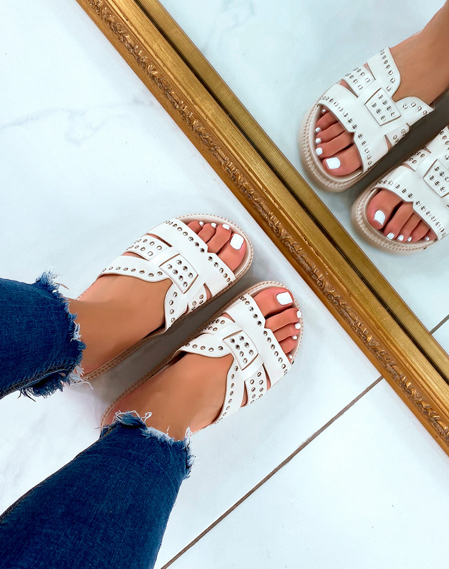 Mules beige claires à brides épaisses et détails cloutées