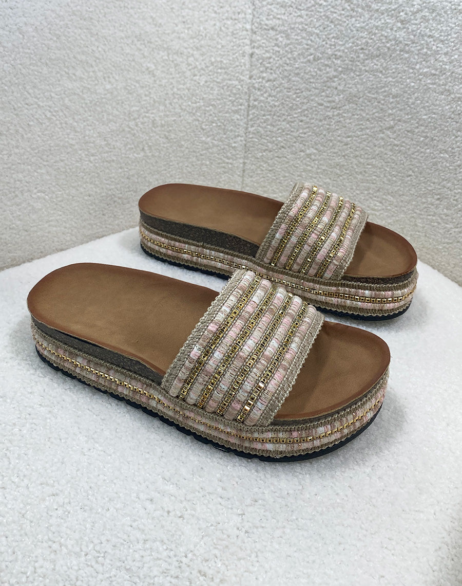 Mules beige à semelle compensée et bijoux roses et dorés