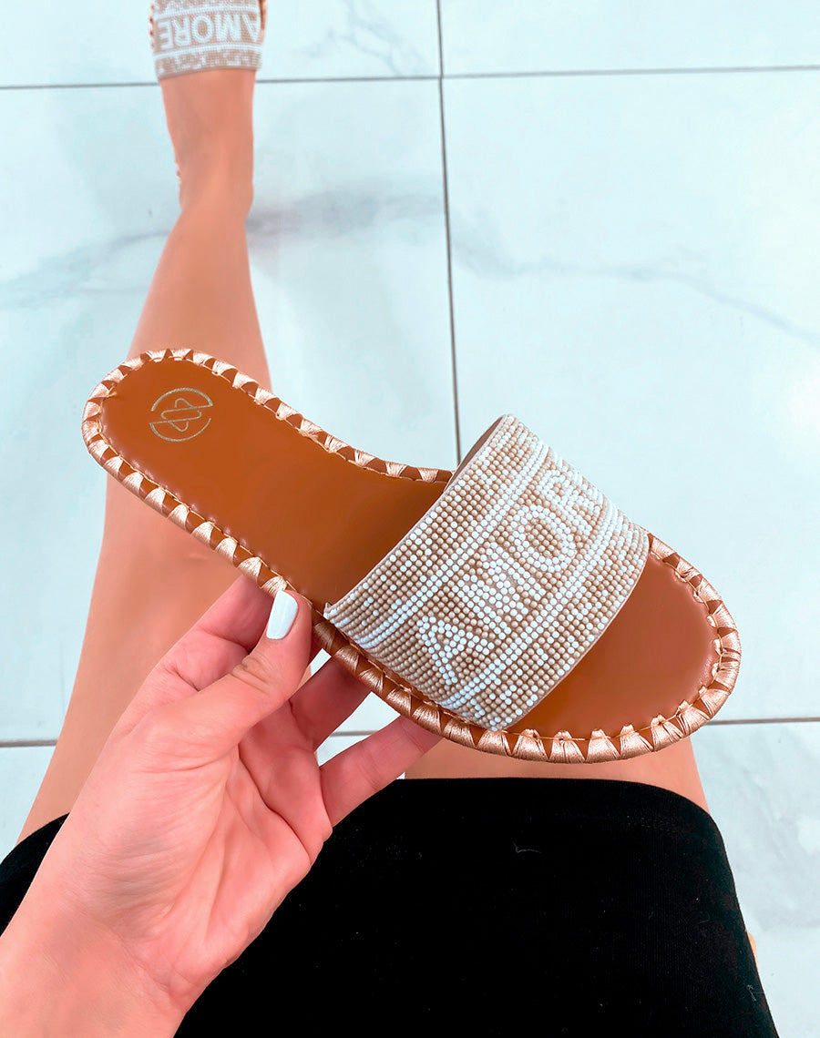 Mules beiges à bride avant à inscription perlée