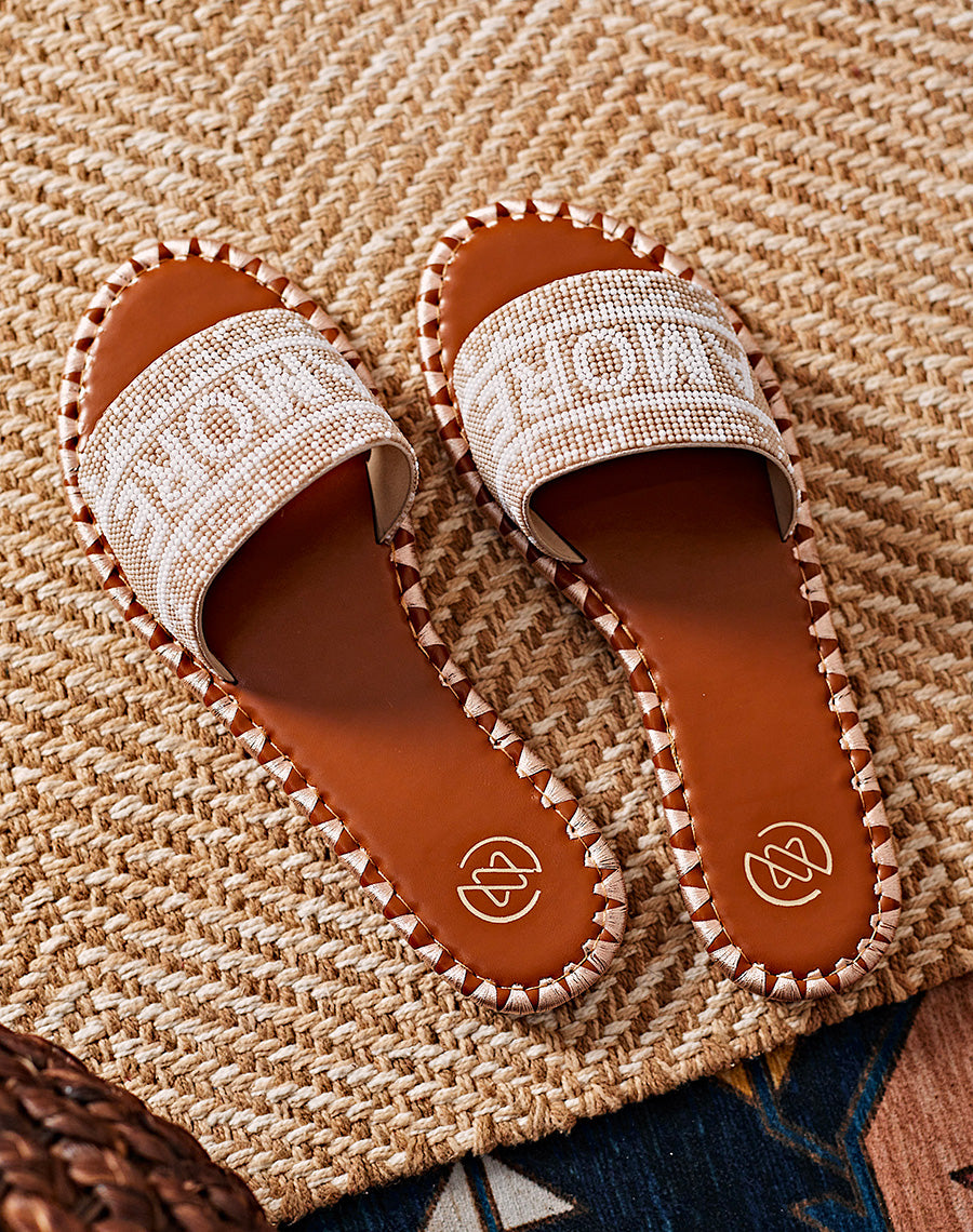 Mules beiges à bride avant à inscription perlée